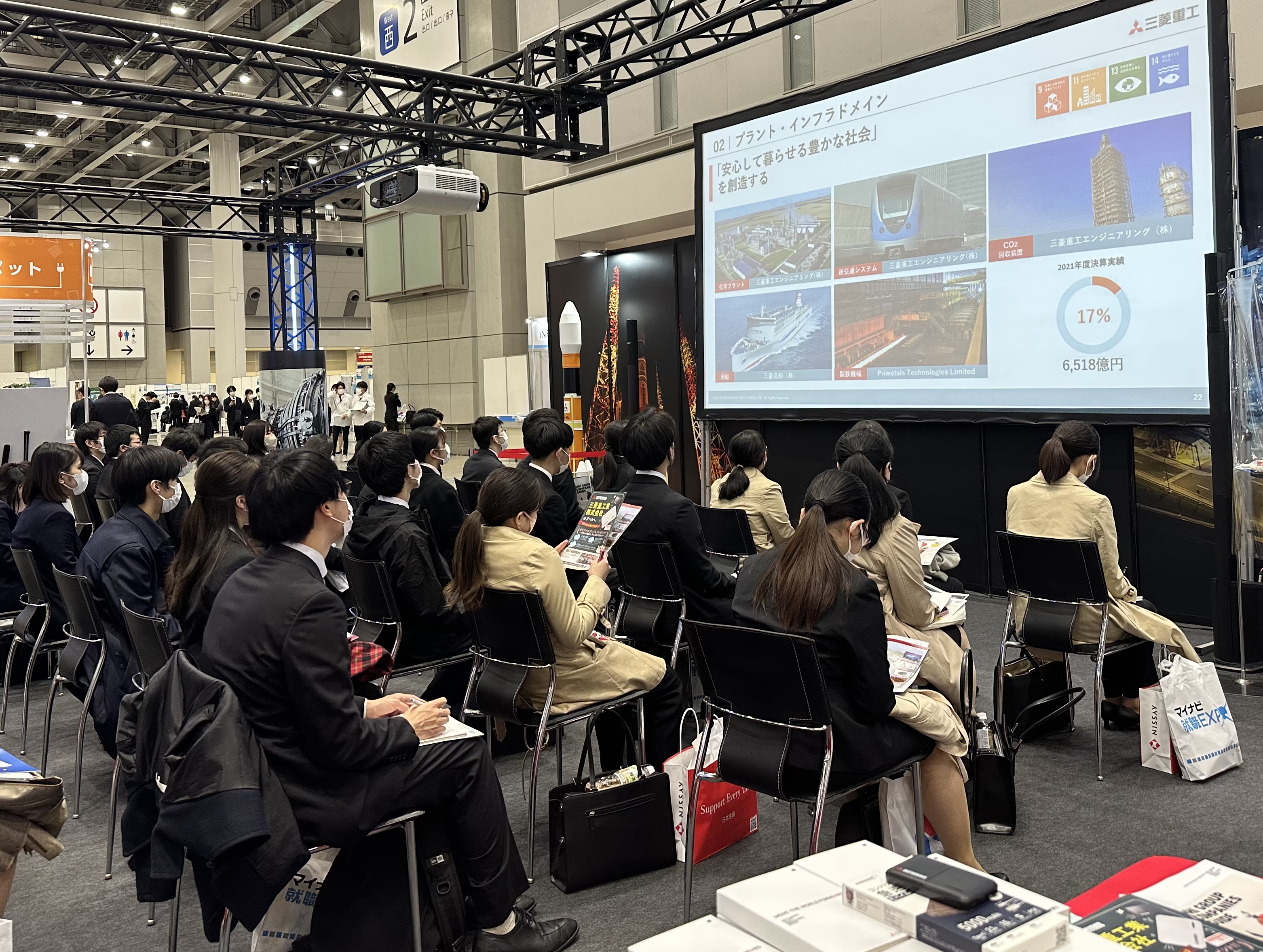 合同企業説明会に参加する学生たち＝1日、東京都江東区（比嘉太一撮影）

